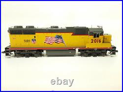 Nouveauté Échelle G USA Trains Gp 38-2 Union Pacific Avec Drapeaux Article